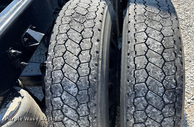 image for item ED2250 2022 Peterbilt 579 semi truck