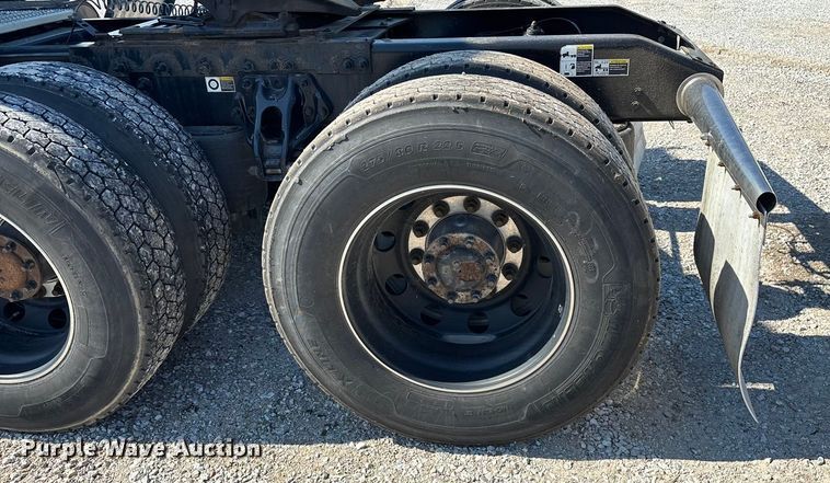 image for item ED2250 2022 Peterbilt 579 semi truck