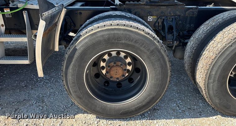 image for item ED2250 2022 Peterbilt 579 semi truck