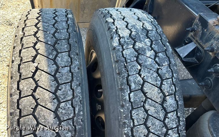 image for item ED2250 2022 Peterbilt 579 semi truck