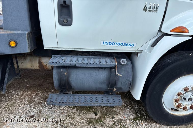 image for item ED2256 2007 International 4300 flatbed truck