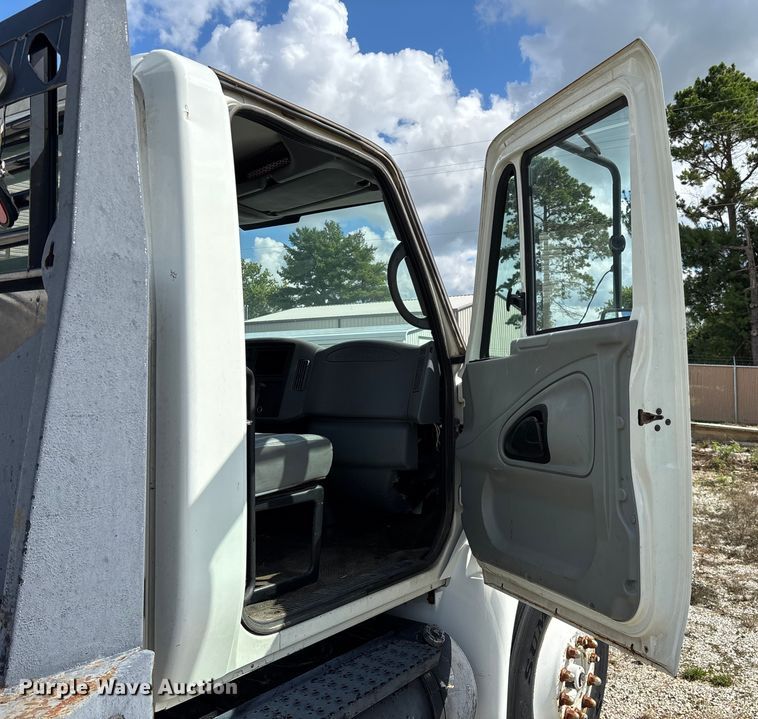 image for item ED2256 2007 International 4300 flatbed truck