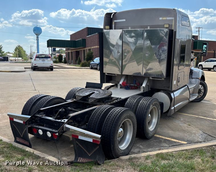 image for item ED2263 2014 Kenworth T660 semi truck