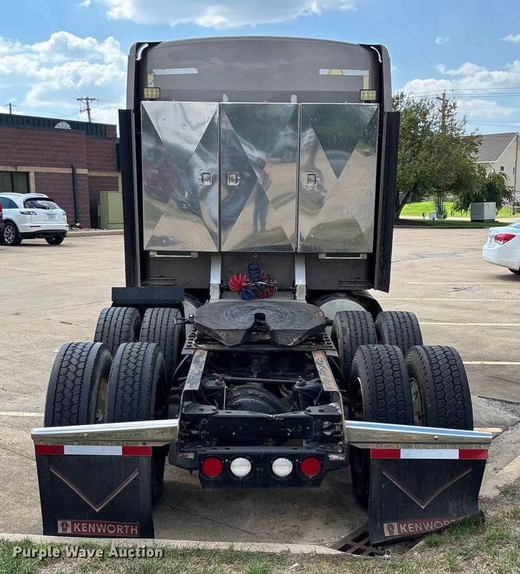 image for item ED2263 2014 Kenworth T660 semi truck