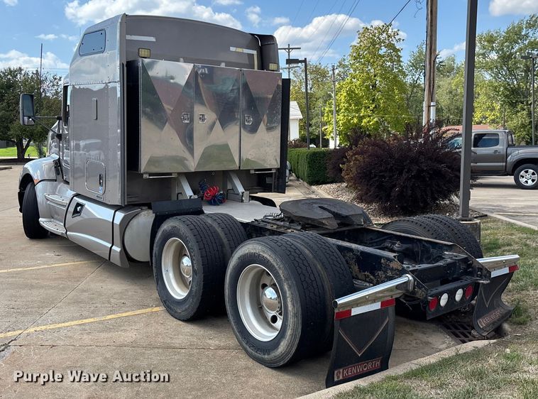 image for item ED2263 2014 Kenworth T660 semi truck