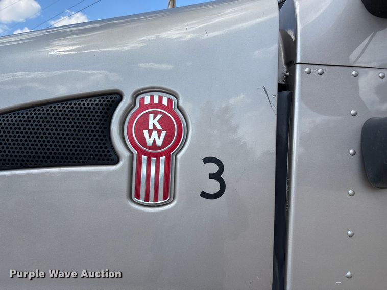 image for item ED2263 2014 Kenworth T660 semi truck