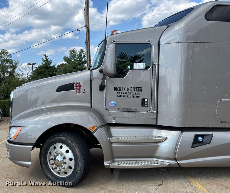 image for item ED2263 2014 Kenworth T660 semi truck