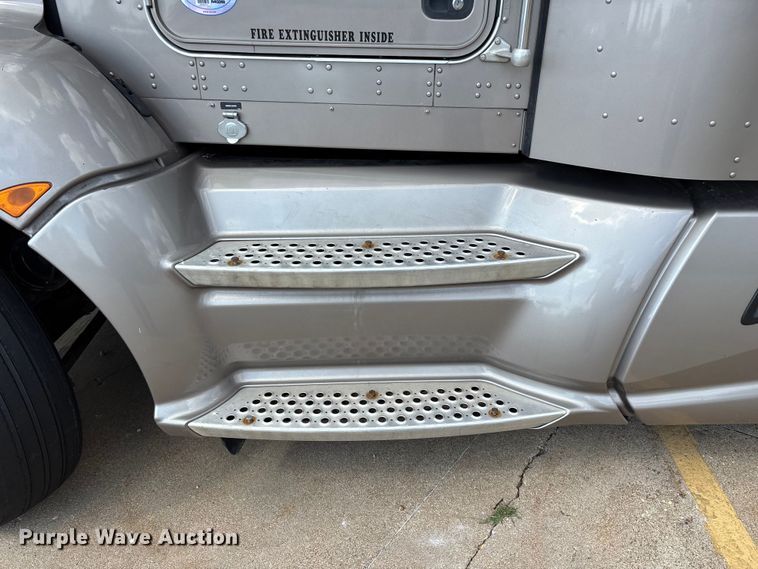 image for item ED2263 2014 Kenworth T660 semi truck