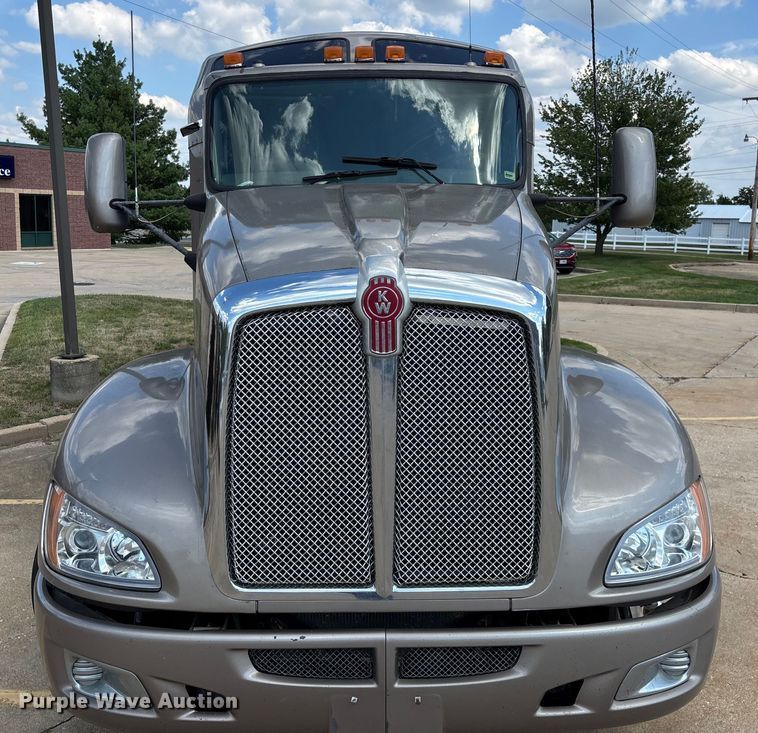 image for item ED2263 2014 Kenworth T660 semi truck