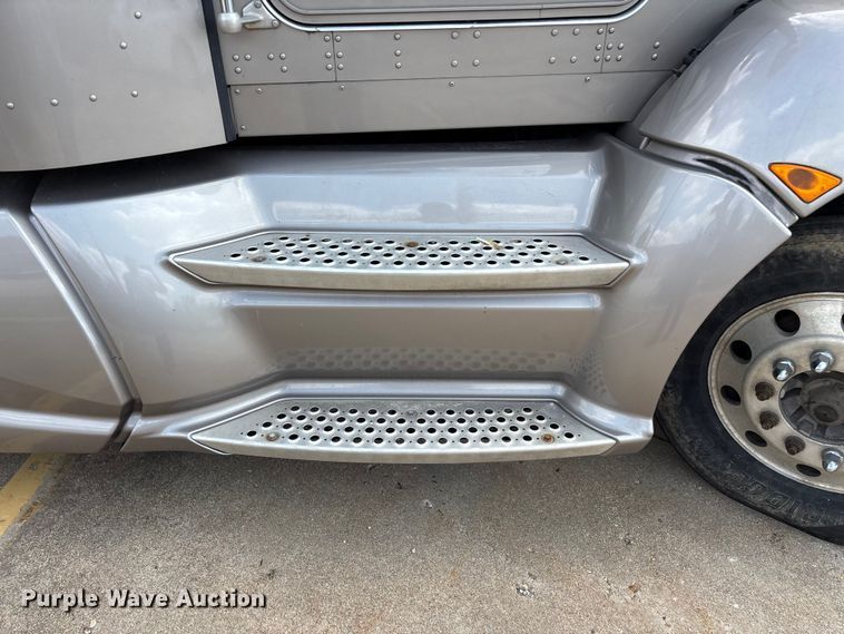 image for item ED2263 2014 Kenworth T660 semi truck