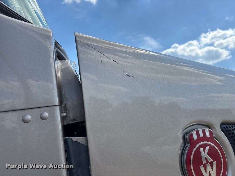 image for item ED2263 2014 Kenworth T660 semi truck