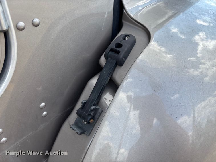 image for item ED2263 2014 Kenworth T660 semi truck