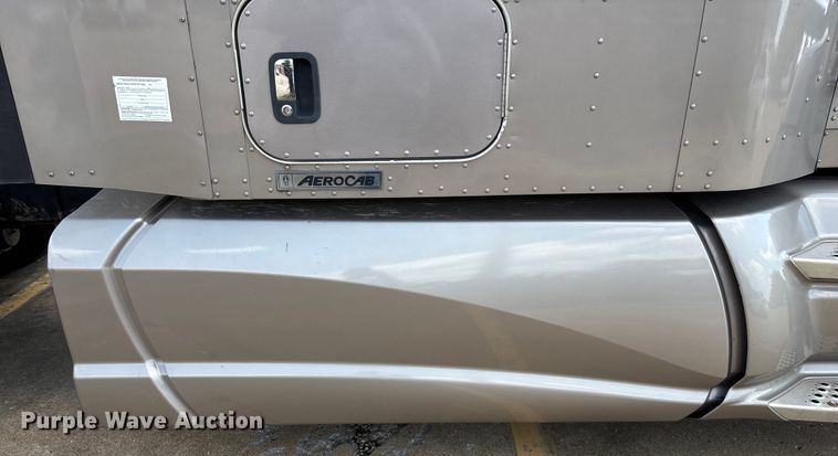 image for item ED2263 2014 Kenworth T660 semi truck