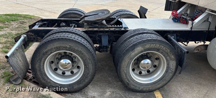 image for item ED2263 2014 Kenworth T660 semi truck