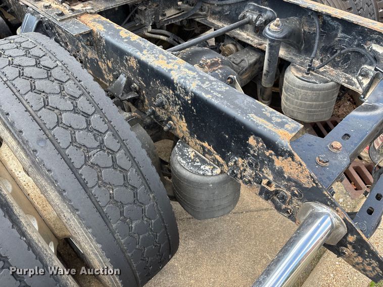 image for item ED2263 2014 Kenworth T660 semi truck