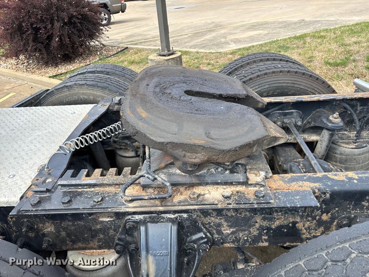 image for item ED2263 2014 Kenworth T660 semi truck