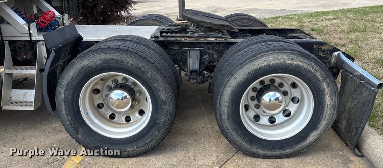 image for item ED2263 2014 Kenworth T660 semi truck