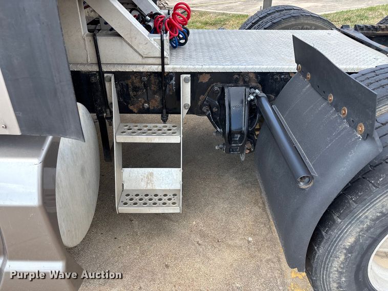 image for item ED2263 2014 Kenworth T660 semi truck