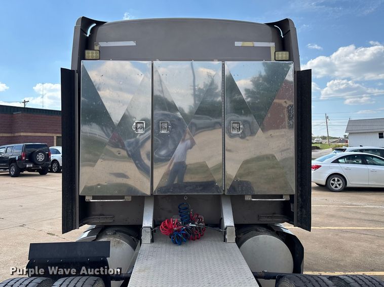 image for item ED2263 2014 Kenworth T660 semi truck