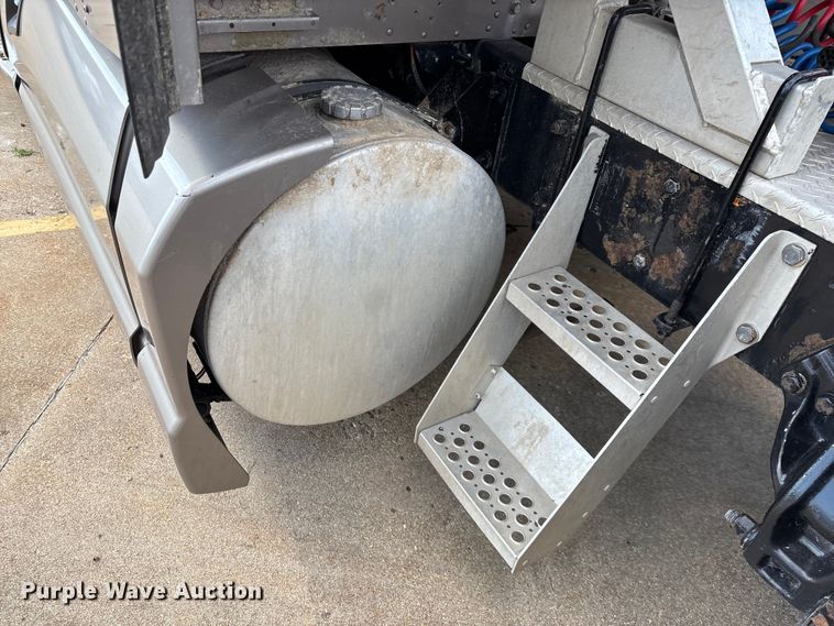 image for item ED2263 2014 Kenworth T660 semi truck