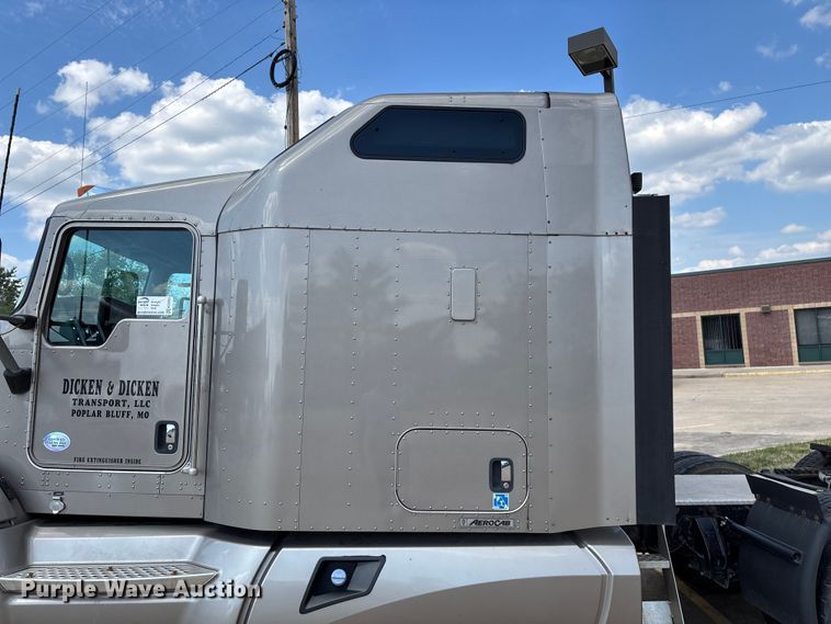 image for item ED2263 2014 Kenworth T660 semi truck