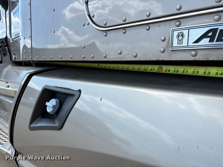 image for item ED2263 2014 Kenworth T660 semi truck