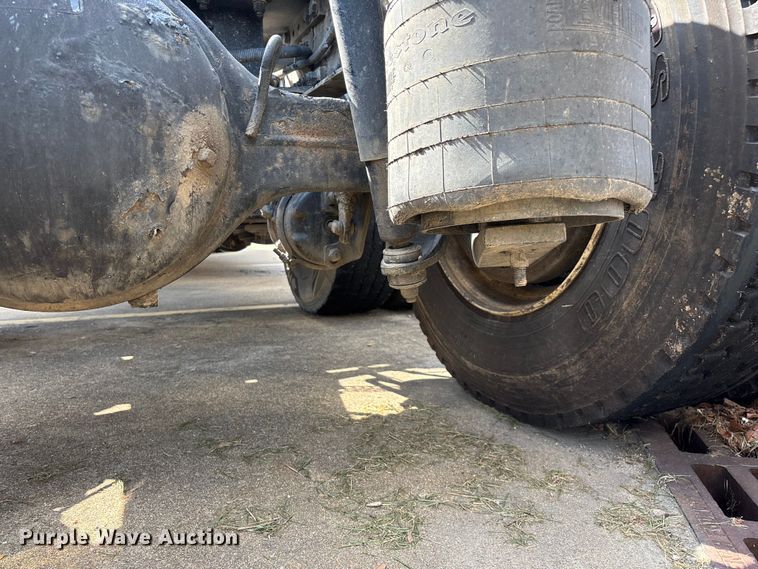 image for item ED2263 2014 Kenworth T660 semi truck