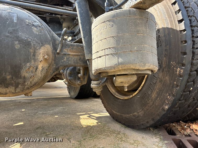 image for item ED2263 2014 Kenworth T660 semi truck