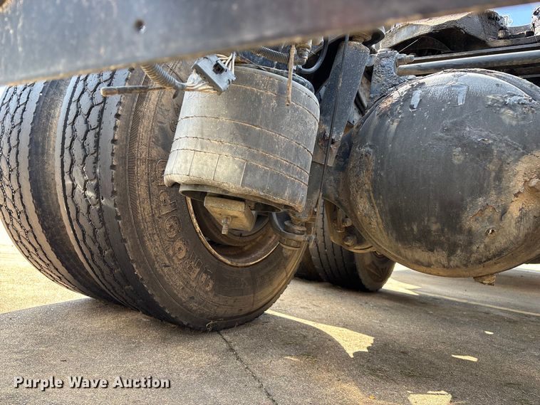 image for item ED2263 2014 Kenworth T660 semi truck