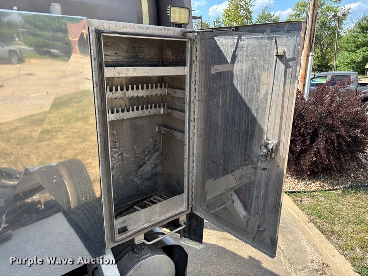 image for item ED2263 2014 Kenworth T660 semi truck