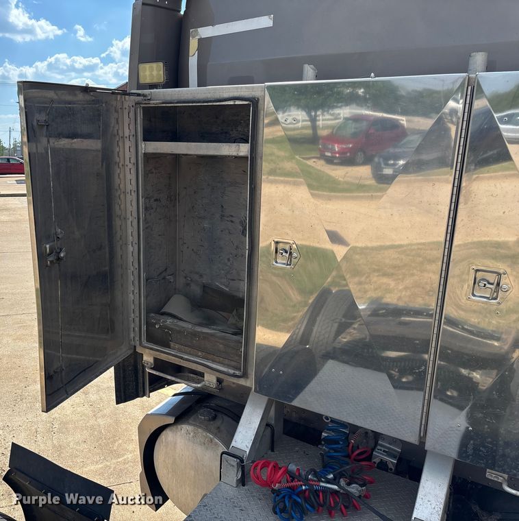 image for item ED2263 2014 Kenworth T660 semi truck