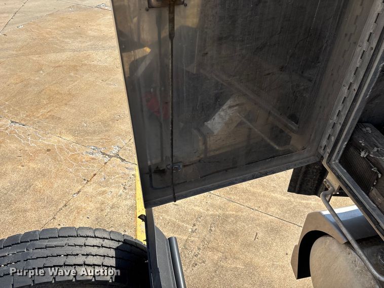 image for item ED2263 2014 Kenworth T660 semi truck