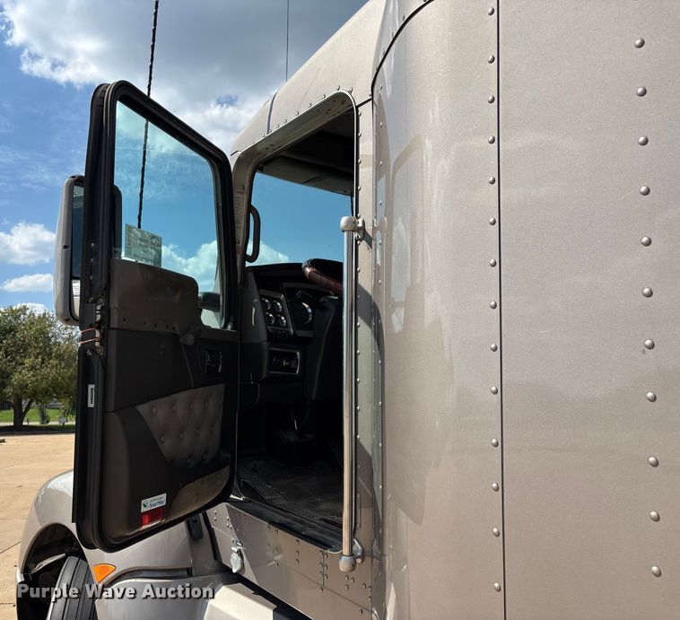 image for item ED2263 2014 Kenworth T660 semi truck