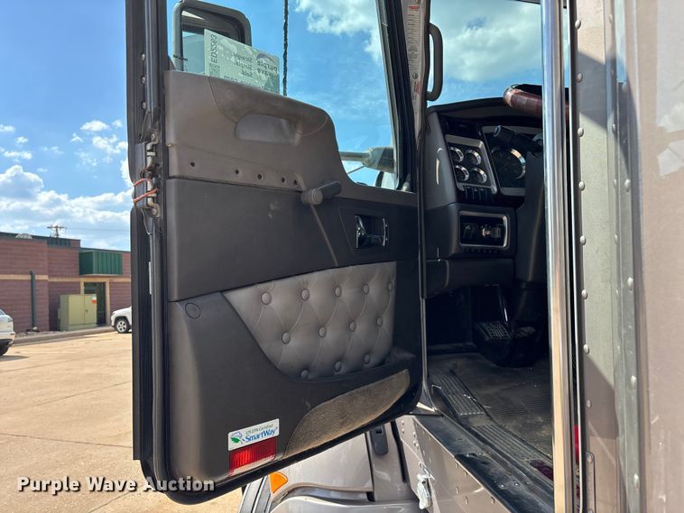 image for item ED2263 2014 Kenworth T660 semi truck