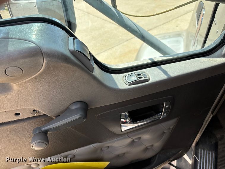 image for item ED2263 2014 Kenworth T660 semi truck