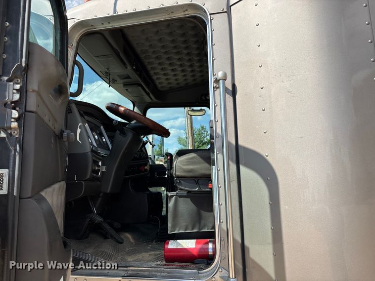 image for item ED2263 2014 Kenworth T660 semi truck