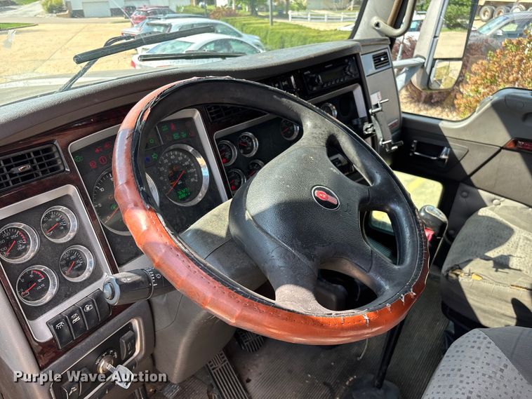 image for item ED2263 2014 Kenworth T660 semi truck