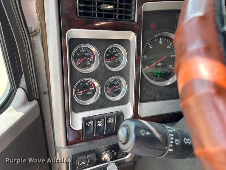 image for item ED2263 2014 Kenworth T660 semi truck