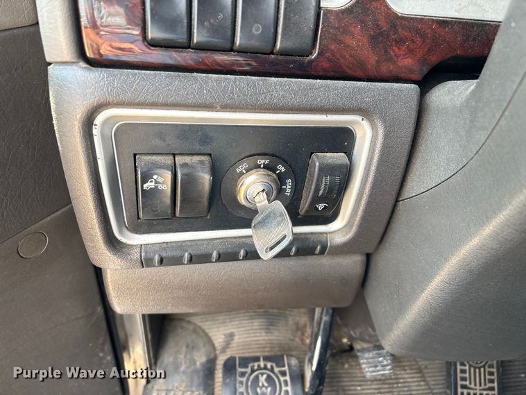 image for item ED2263 2014 Kenworth T660 semi truck