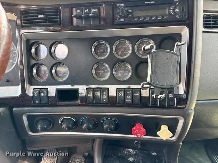 image for item ED2263 2014 Kenworth T660 semi truck