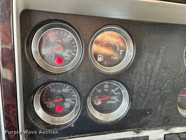 image for item ED2263 2014 Kenworth T660 semi truck