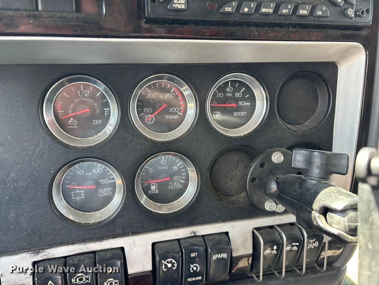 image for item ED2263 2014 Kenworth T660 semi truck