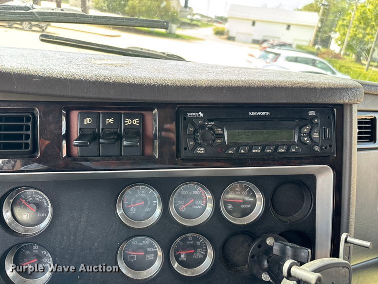 image for item ED2263 2014 Kenworth T660 semi truck