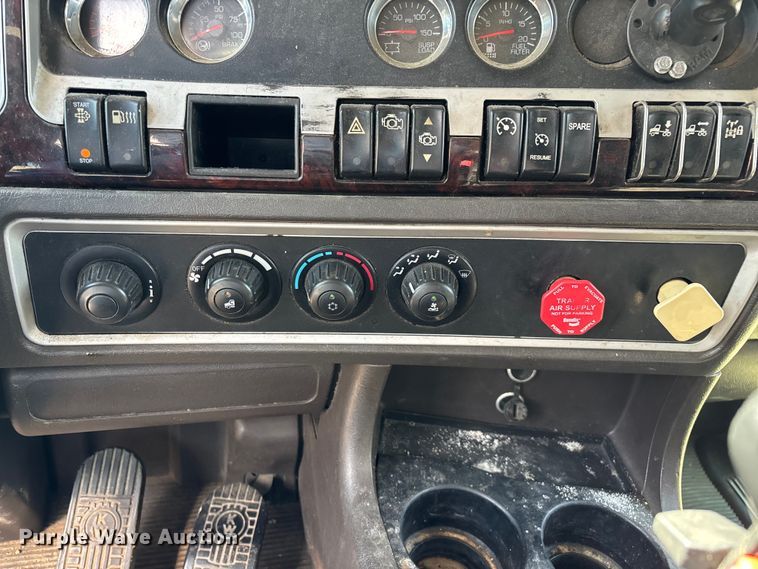 image for item ED2263 2014 Kenworth T660 semi truck