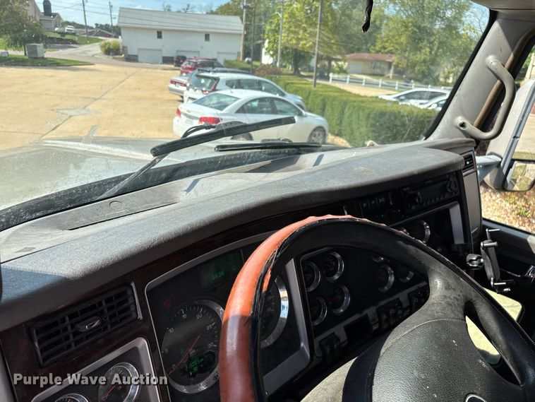 image for item ED2263 2014 Kenworth T660 semi truck