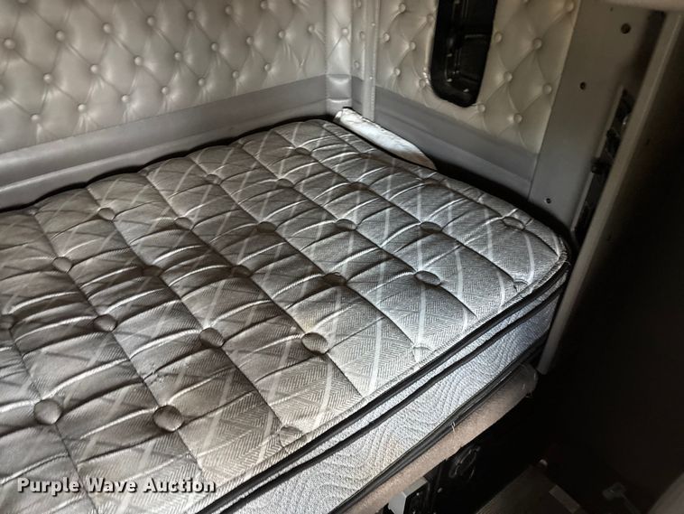 image for item ED2263 2014 Kenworth T660 semi truck