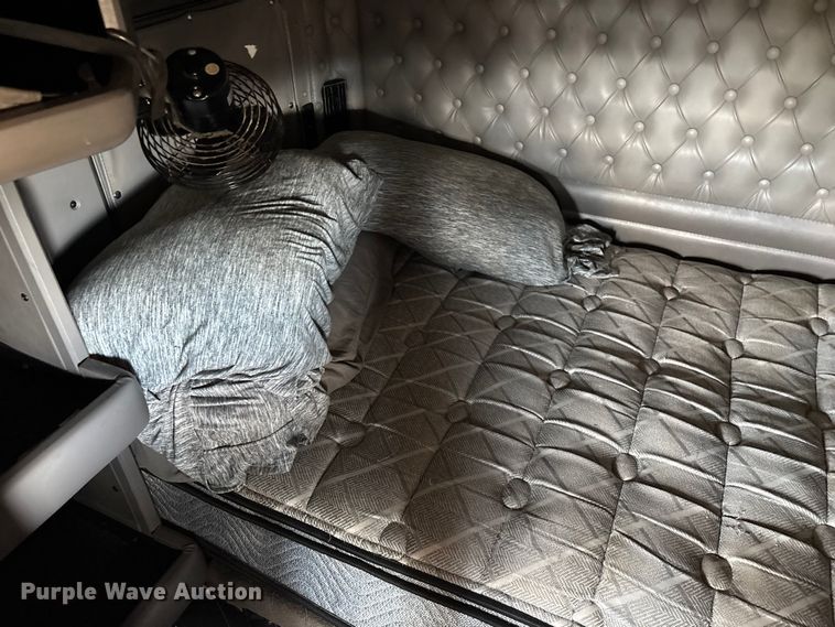 image for item ED2263 2014 Kenworth T660 semi truck