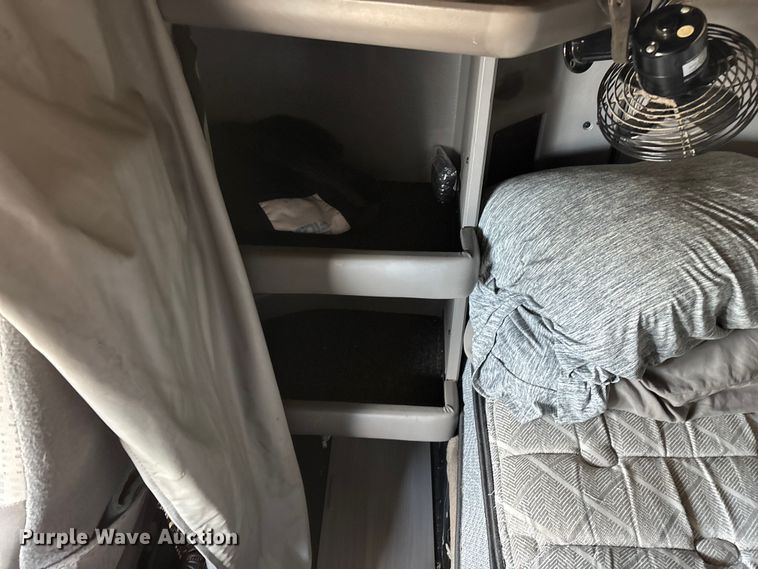 image for item ED2263 2014 Kenworth T660 semi truck