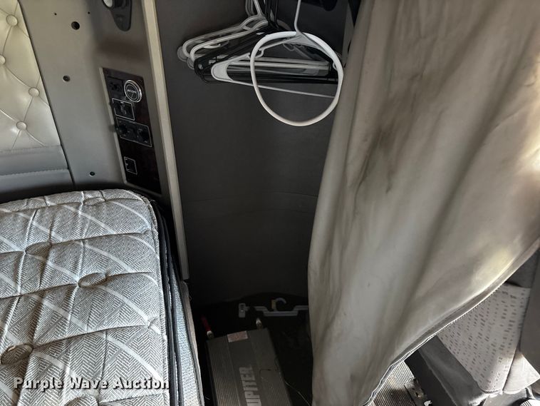 image for item ED2263 2014 Kenworth T660 semi truck