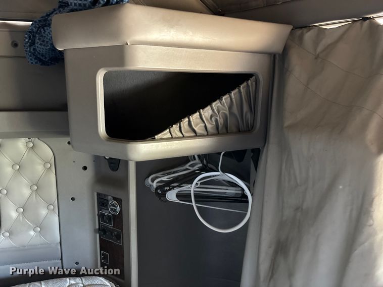 image for item ED2263 2014 Kenworth T660 semi truck